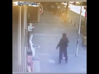 Boşanmak İsteyen Karısını Sokak Ortasında Döven Adama Uçan Kafa Atan Kral