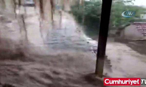Yağmur suları çatılardan şelale gibi aktı