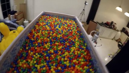 VIDEO DE DEMAIN • UNE PISCINE DE 50000 BALLES... - Studio Bubble Tea