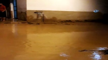 Aşırı yağın nedeniyle dereler taştı, 3 mahalle sular altında kaldı