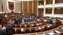 Report TV - Tensione në Kuvend, Ruçi i ndërpret fjalën Vokshit, opozita bllokon foltoren