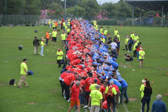 Béziers tente de battre le record de la plus grande mêlée du monde, c'est raté