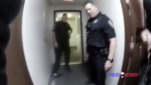 Des policiers sortent un homme de chez lui et lui éclatent la tête contre la porte d'un voisin