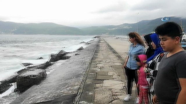 Dev dalgalarda canlarını hiçe sayıp uyarılara aldırış etmediler