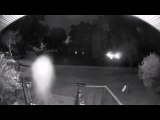 Familja vendosi kamerën e sigurisë jashtë shtëpisë së tyre – gjatë natës u shfaqën disa drita të çuditshme