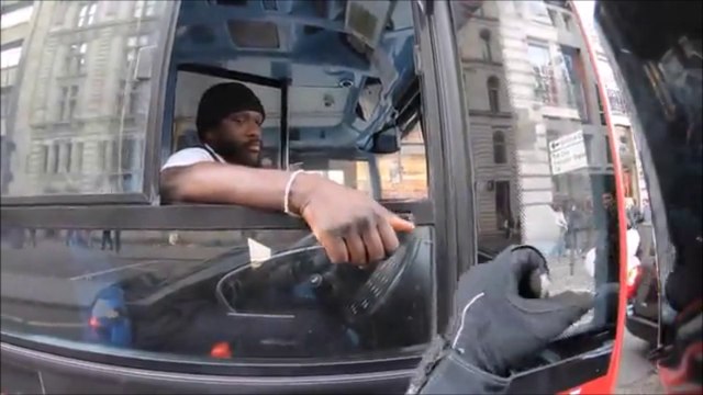 Le motard, le chauffeur de bus et le piéton... Enchainement de beaux gestes!