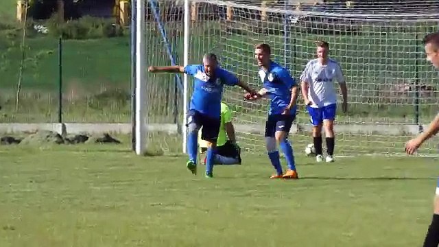 À 71 ans, un footballeur marque un but en match officiel