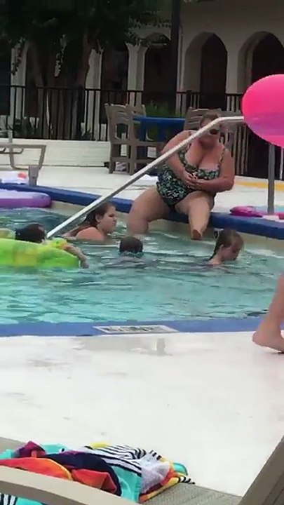 Elle profite dêtre au bord de la piscine pour se raser la jambe