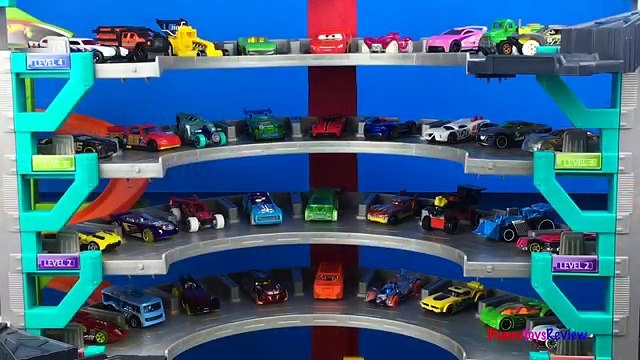 HOTWHEELS ULTIMATE GARAGE SLOW MOTION - HOT WHEELS & MATCHBOX CARS DISNEY CARS LIGHTNING MCQUEEN
