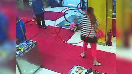 아기는 위험한 '장난' 엄마는 '어디에' / YTN