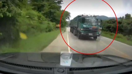 추월 시도? 역주행 트럭 '위기일발' / YTN