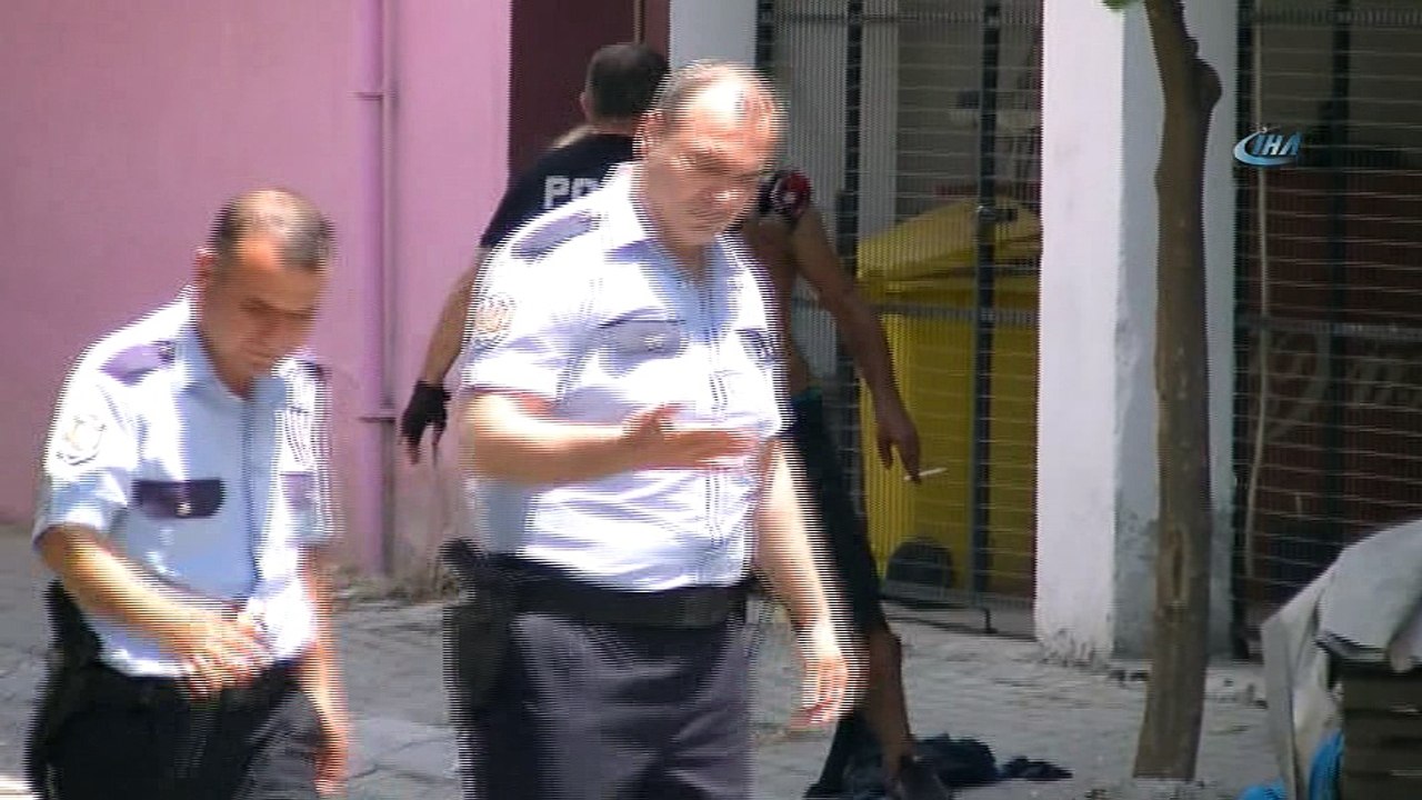 Elindeki bıçakla sokakta tehditler savurdu