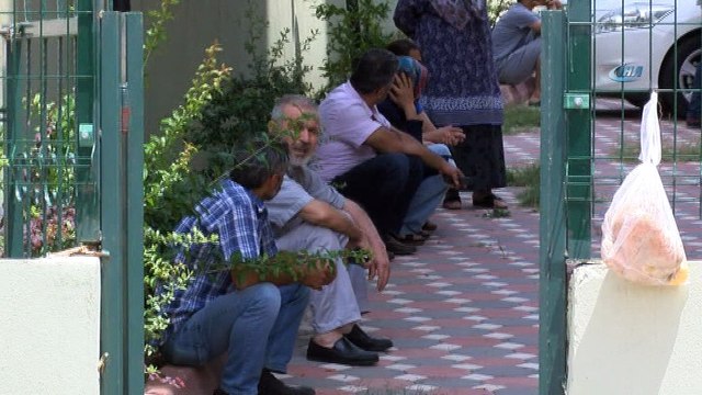 Emekli polis memuru, boşanmak isteyen eşini kızının gözü önünde öldürdü