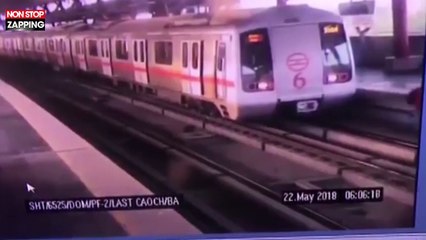 Inde : Un homme traverse la voie alors qu’un métro repart (Vidéo)