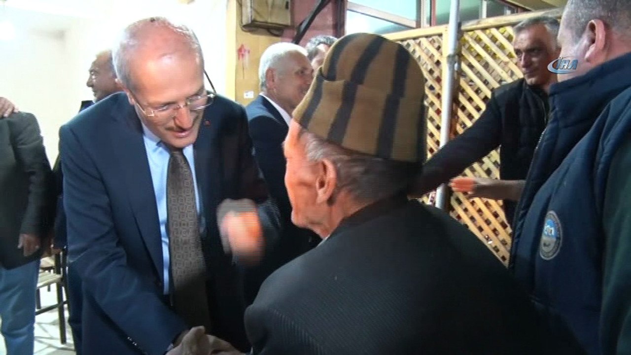 Çaylar Başkan’dan... AK Partili Belediye Başkanı Zekai Kafaoğlu eliyle çay servisi yaptı