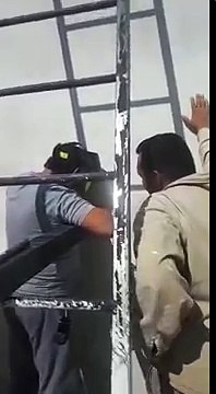 Régis soude une poutre (Argentine)