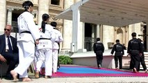 Petite leçon de taekwondo pour le pape François