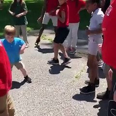 Un enfant met le feu dans une cour d'école en dansant