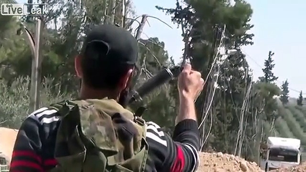 Cet enfant syrien se rate complètement avec son lance rocket