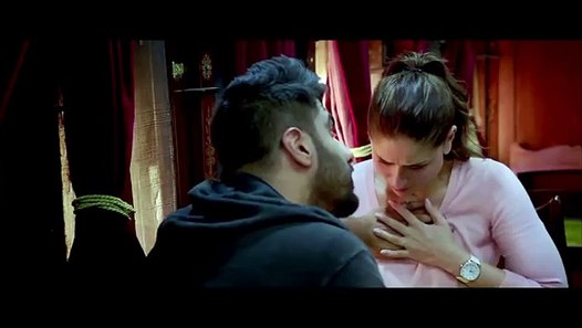 Bollywood actress Kareena Kapoor kissing like a maniac - video dailymotion