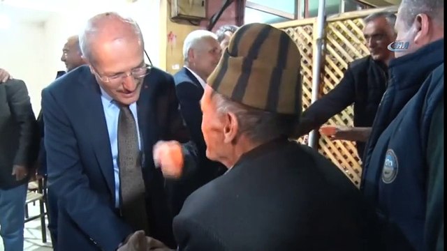 AK Partili Belediye Başkanı Zekai Kafaoğlu Eliyle Çay Servisi Yaptı