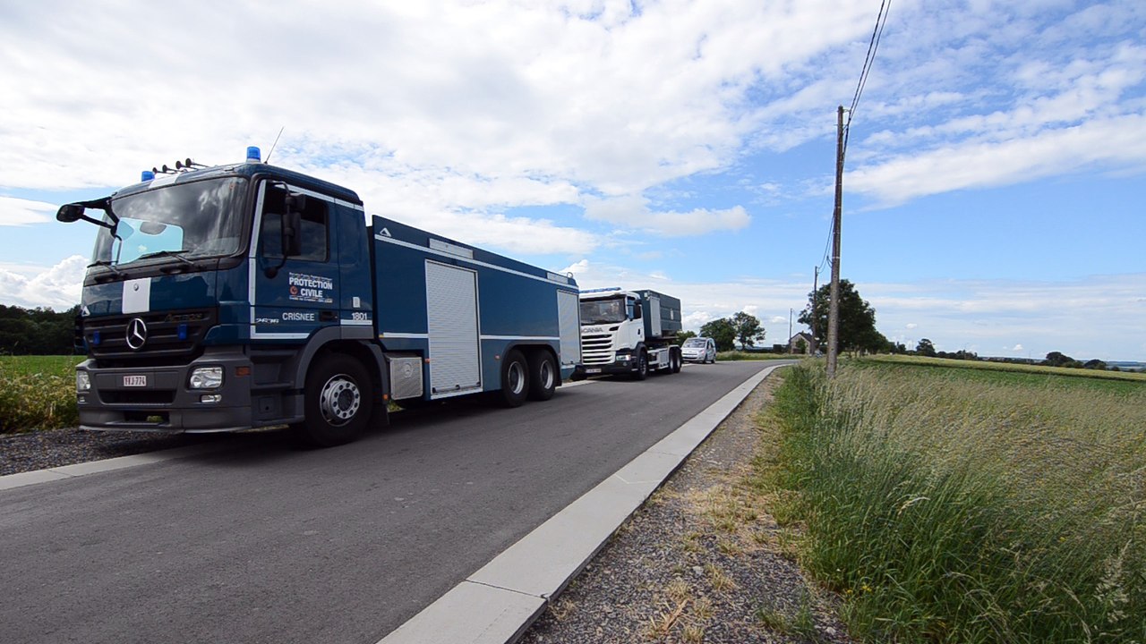 Trois camions de la protection civile de Crisnée ravitaillent le réservoir de la rue d'Atrin à Clavier suite aux intempéries