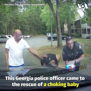کمره های نصب شده در موتر پولیس، افسران پولیس را در ایالت جورجیای امریکا نشان می دهد که یک کودک نوزاد را که خفه شده است، نجات می دهند. #voasocial