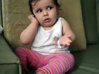 Cette petite fille a plein de choses à dire au téléphone