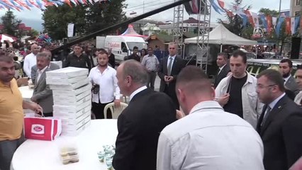 Bakan Özlü, Orucunu Vatandaşlarla Birlikte Açtı