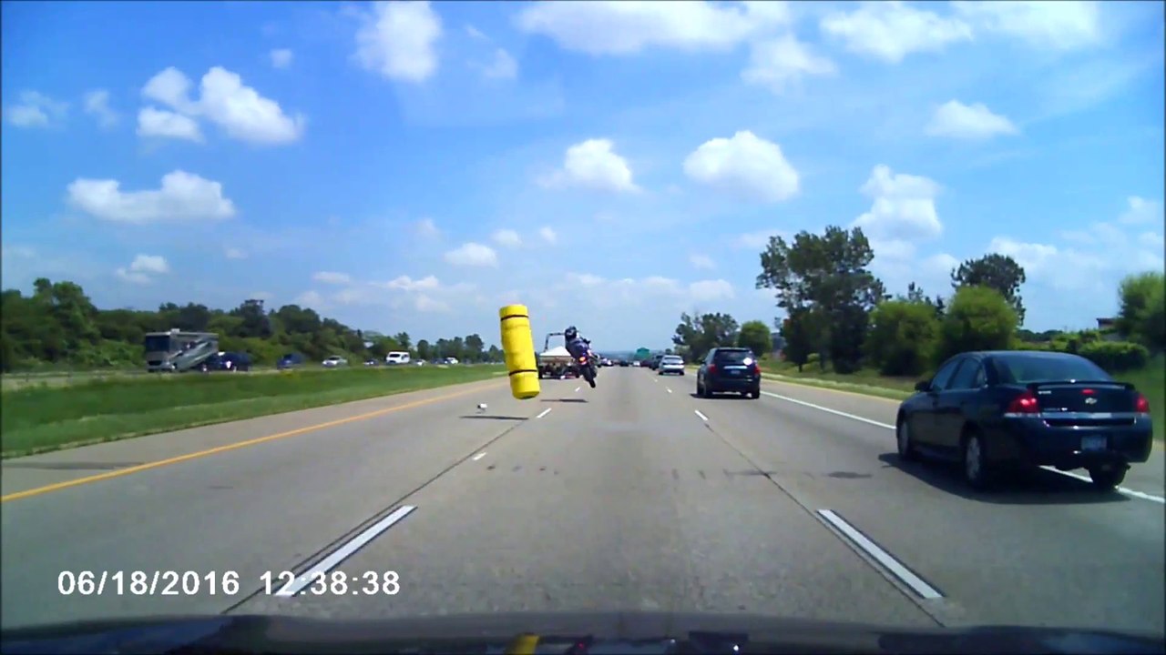 Un motard pas très chanceux se prend un rouleau de laine de verre en pleine autoroute