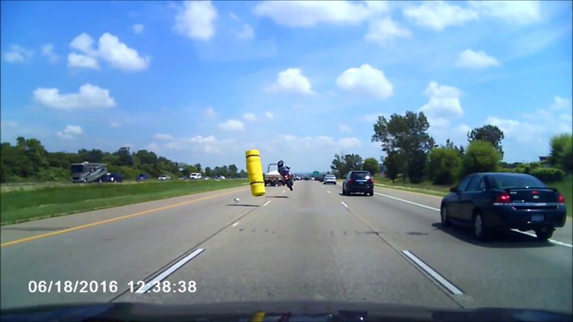 Un motard pas très chanceux se prend un rouleau de laine de verre en pleine autoroute
