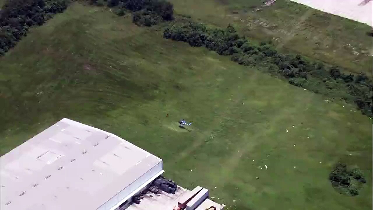 Un pilote d'hélicoptère de la police sort pour tacler un fugitif