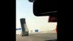 Ce chauffeur de camion oublie de baisser sa remorque sur l'autoroute et arrache tout sur son passage