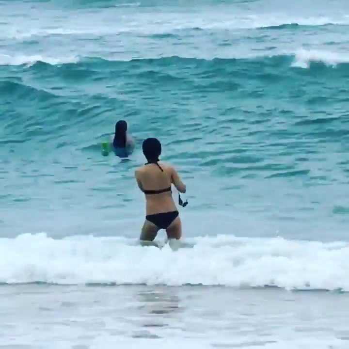 Elle se fait ravager par une vague et ça fait bien rire ces gens