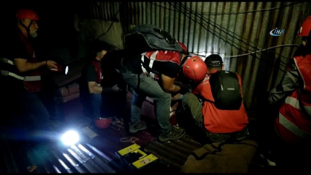 Çatıya sıkışan yavru kediyi kurtarmak için seferber oldular