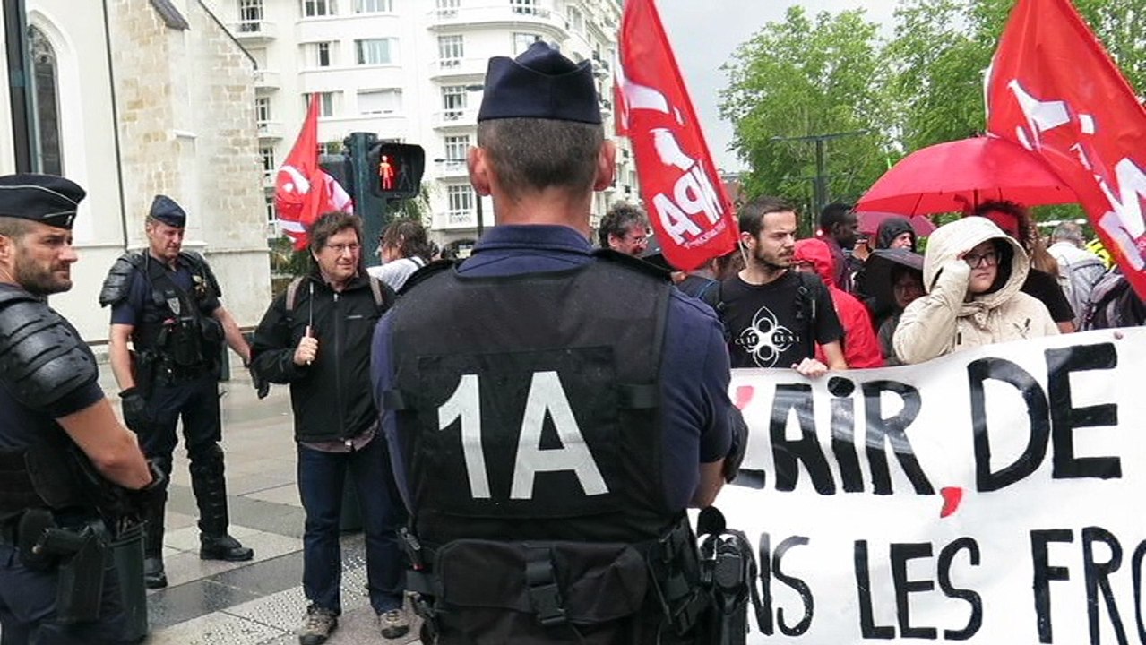 Migrants, Gérard Collomb arrive à Annecy sous la pluie et sous une averse de slogans hostiles