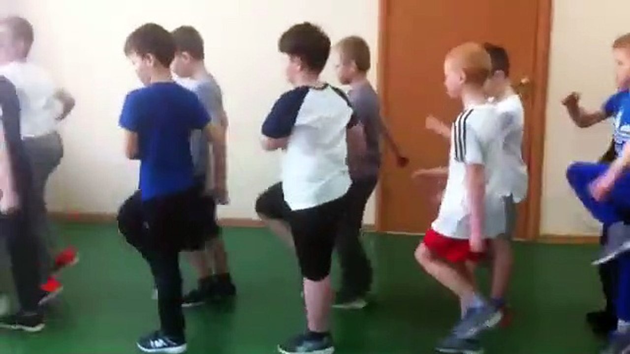 La différence de synchronisation entre un groupe de filles et un groupe de garçons !