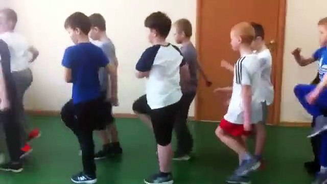 La différence de synchronisation entre un groupe de filles et un groupe de garçons !