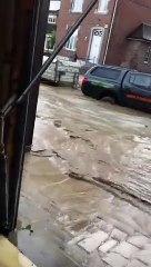 Download Video: Belgique : Une voiture met une femme en colère pendant les inondations à Oreye !