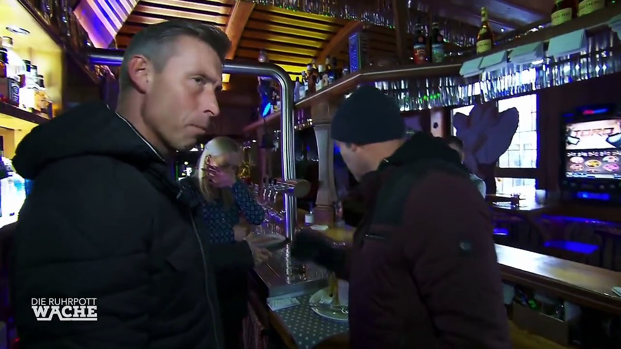 Besoffene Teenager im Vollrausch: Kneipe fälscht Ausweise? | Die Ruhrpottwache | SAT.1 TV