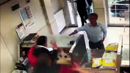 PTT çalışanına tekme tokat dayak kamerada