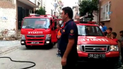 Park halindeki minibüs alev alev yandı