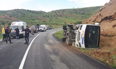 Çevik kuvvet polislerini taşıyan midibüs devrildi