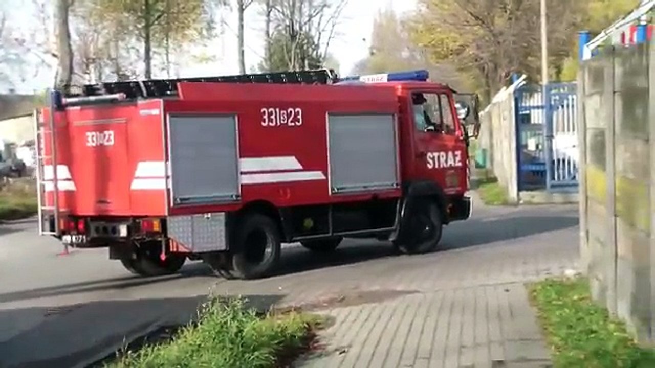 Straż pożarna alarmowo do pożaru zbiornika z benzyną na terenie LOTOS Terminale