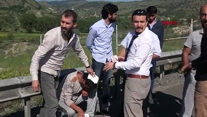 TIR devrildi, sıfır araçlar hasar gördü