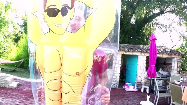 PISCINE ENVAHIE de JOUETS GONFLABLES GÉANT - BALLON PETEUR, DAUPHIN, HOT DOG, GLACE, COCCINELLE ..