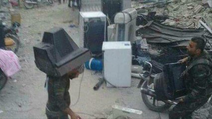 أفراد من قوات النظام السوري يسرقون أثات المهجرين