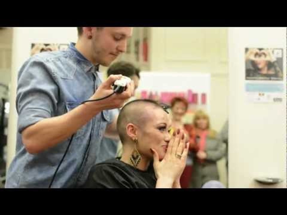 Jessie J lookalike shaves her head to copy her idol