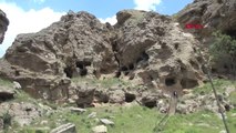 Sivas 4 Bin 600 Yıllık 'Kaya Mağaraları' Hayranlık Uyandırıyor Hd