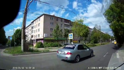 Ce taxi empeche une piétonne de traverser... Pas sympa